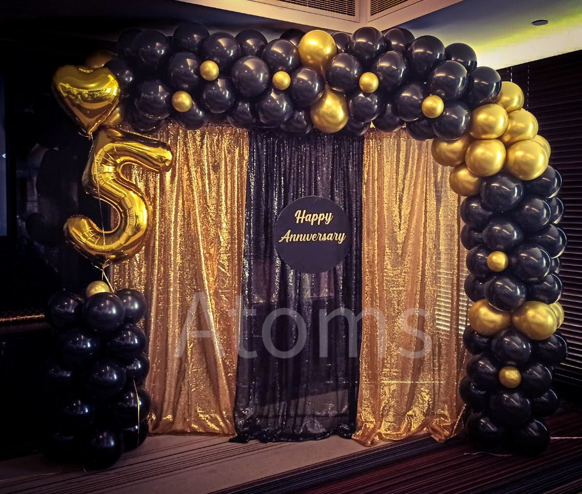 موضوع الذكرى السنوية باللونين الذهبي والأسود