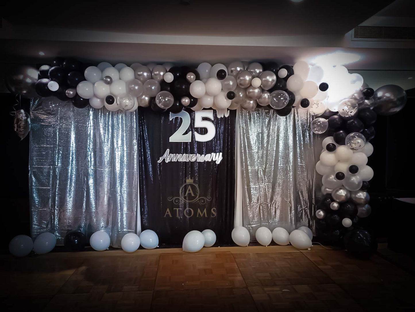 موضوع الذكرى السنوية باللونين الفضي والأسود