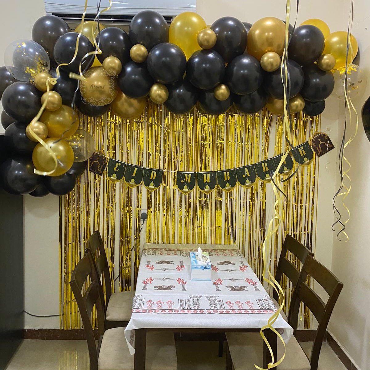 ديكور باللونين الأسود والذهبي