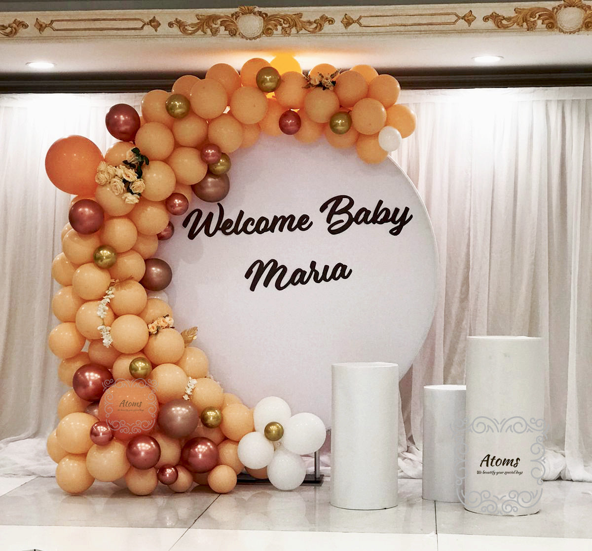 إعداد حفل استقبال مولود بلون الخدود البلاتيني