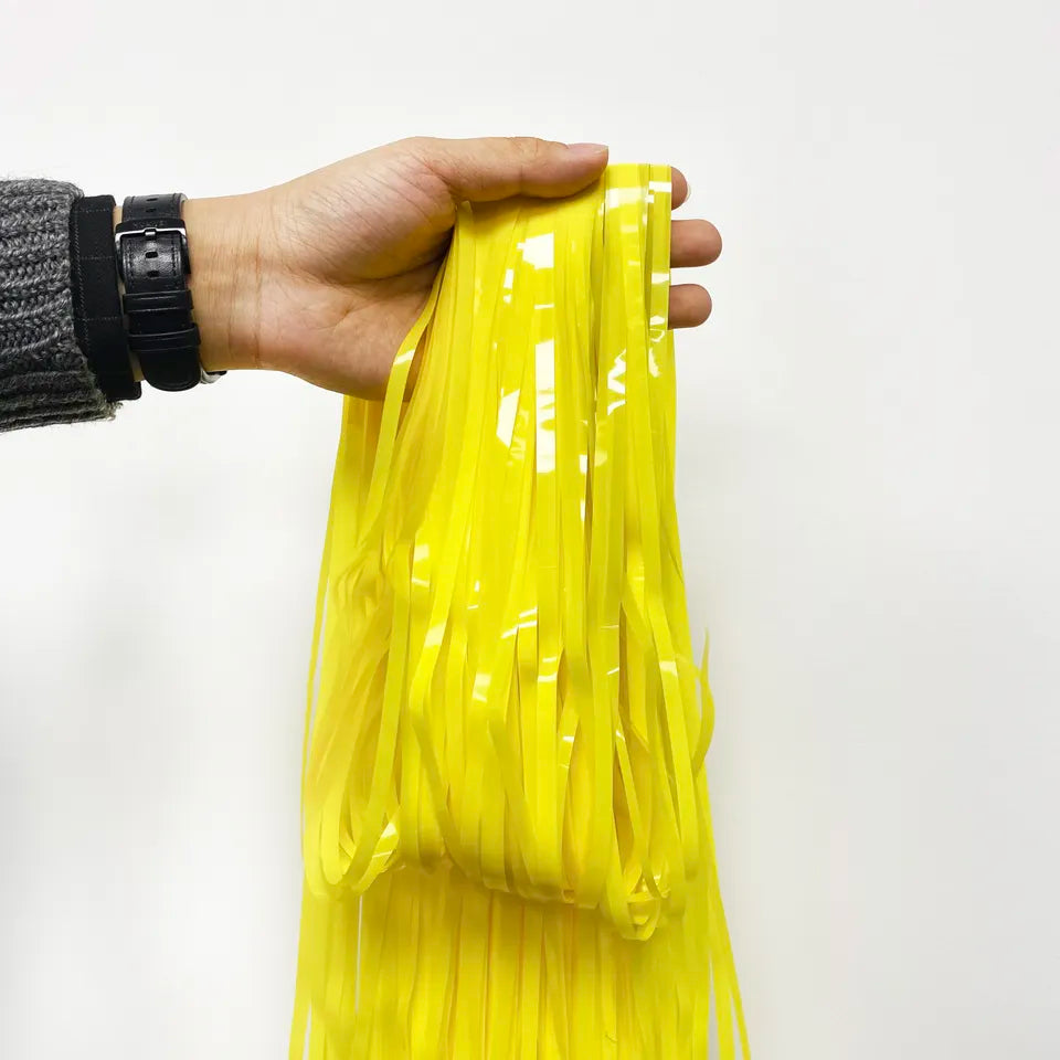 ستارة من رقائق معدنية باللون الأصفر الباستيل